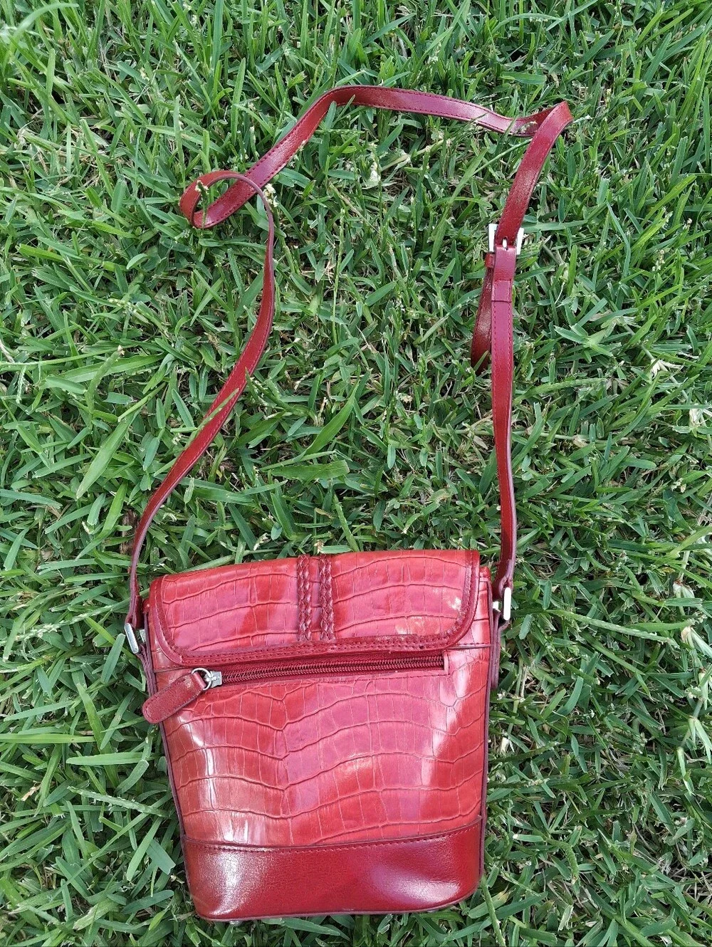 GORGEOUS RED FAUX CROC STYLE EMBOSSED PURSE. VIBRANT SILVER TONE HARDWARE.